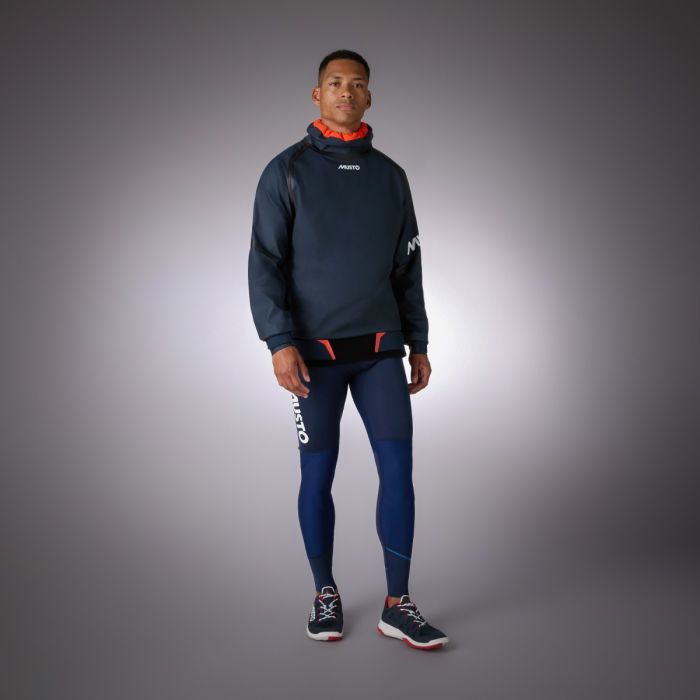 Musto Championship Spraytop Aqua Top 2.0 – Navy / Cherry Tomato – Vandtæt Spraytop til Jolle- og Kapsejlads
