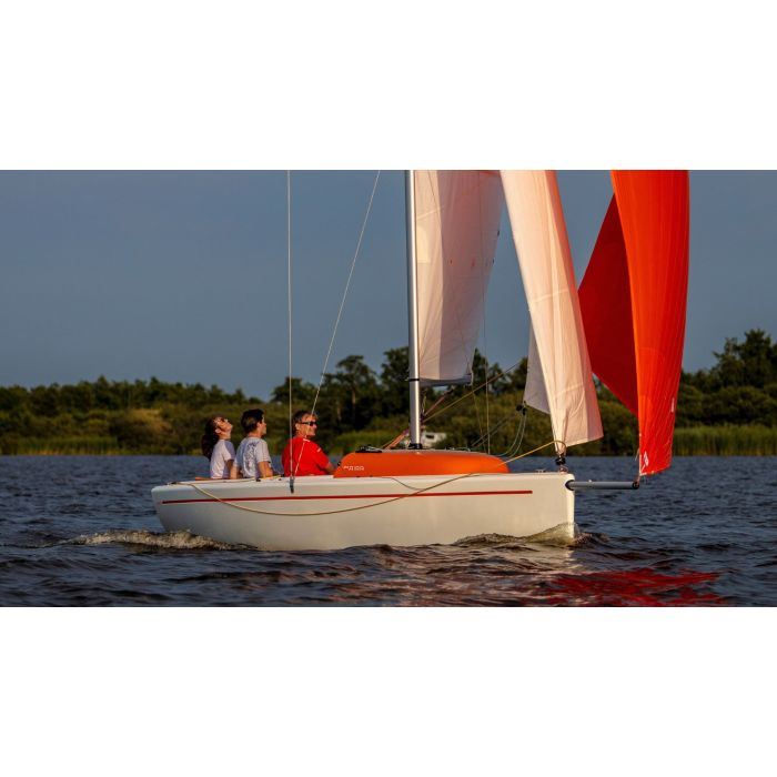 RS Aira 22 - Komfortabel og Alsidig Day Cruiser til Sejleventyr main product photo